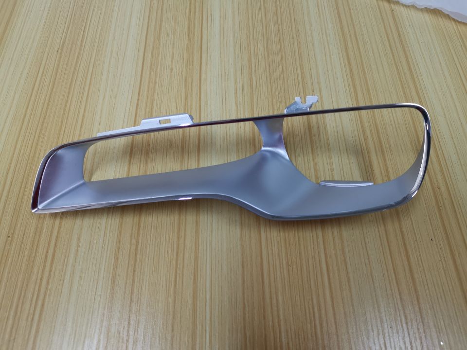 勞期萊斯車(chē)燈，內(nèi)飾水電鍍件，線條清楚.jpg